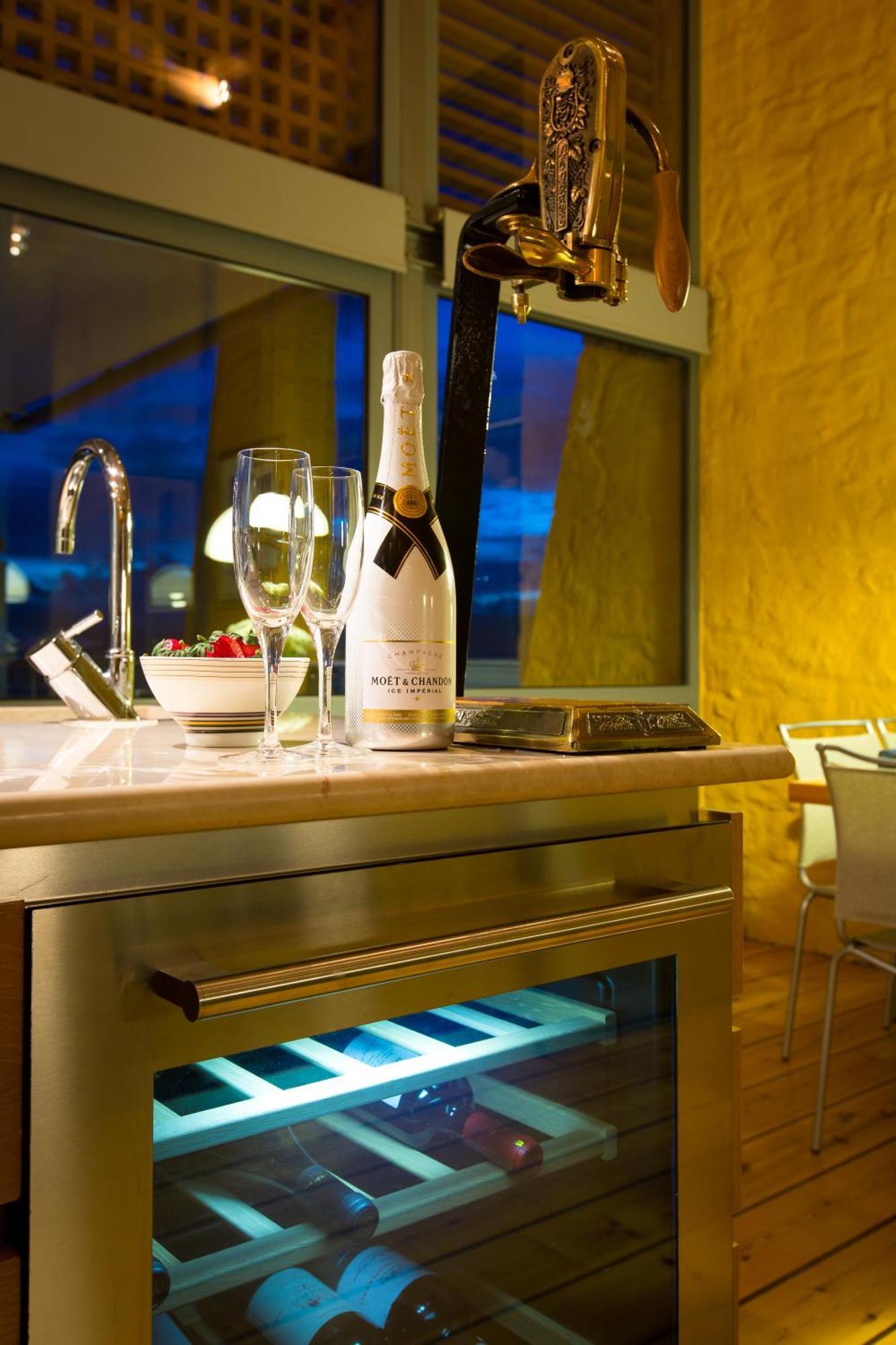 Beachfront Ravdoucha Epavlis Eleni Villa - Pool, Hot Tub, Gym, Sauna, Private Parking, Wifi Chania  Exterior photo